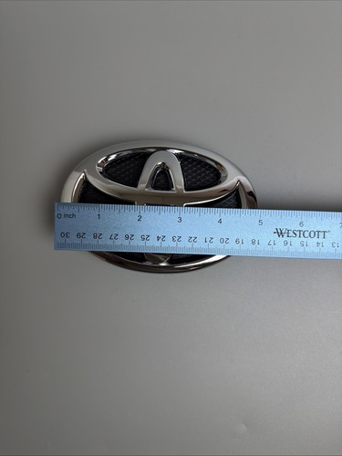 Toyota yaris emblem front - toyota,